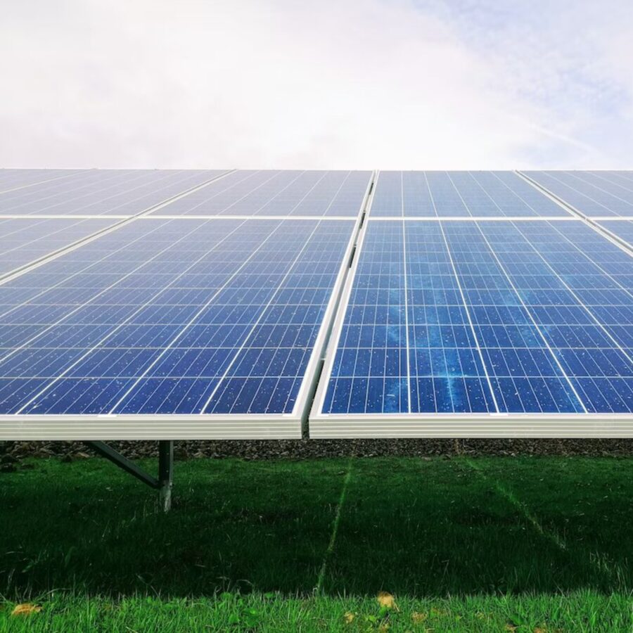 Solaranlage_Bild-erneuerbare-Energien_1-scaled-aspect-ratio-900-900